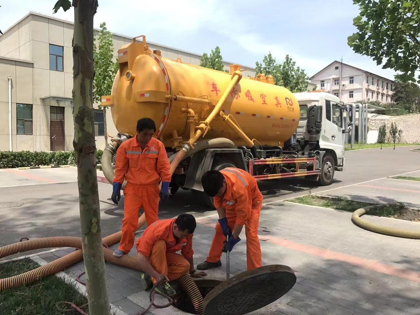 洪洞管道疏通车停在窨井附近