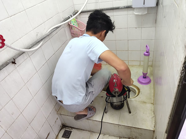 洪洞管道堵塞冒臭气 专业师傅现场解决问题